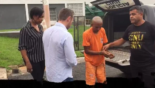 Policiais civis trazem acusado de matar namorada a facadas para o DF