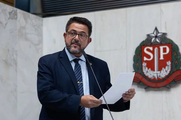Deputado Estadual Danilo Balas (PL), falando ao microfone durante sessão no Plenário da Assembleia Legislativa do Estado de São Paulo (Alesp)