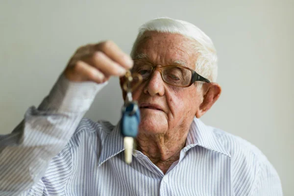 Aos 100 anos, Raimundo Gonçalves tem carteira de motorista sem pontos