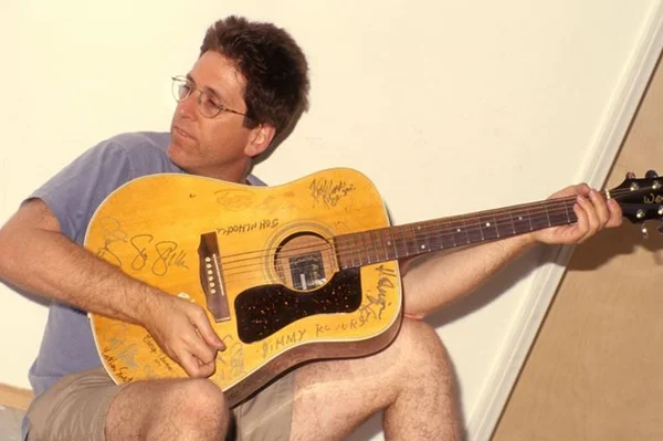 Ex-guitarrista do Red Hot morre aos 64 anos