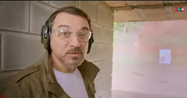 Carlos Moisés atirando em propaganda eleitoral
