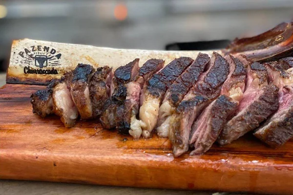 Carne cortada sobre tábua
