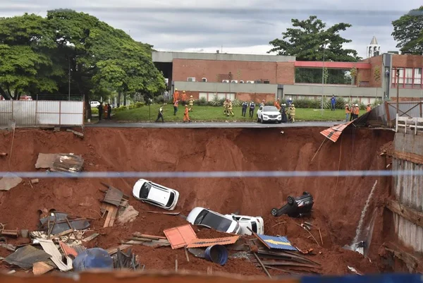 Veja vídeos de carros caindo dentro de cratera na Asa Sul
