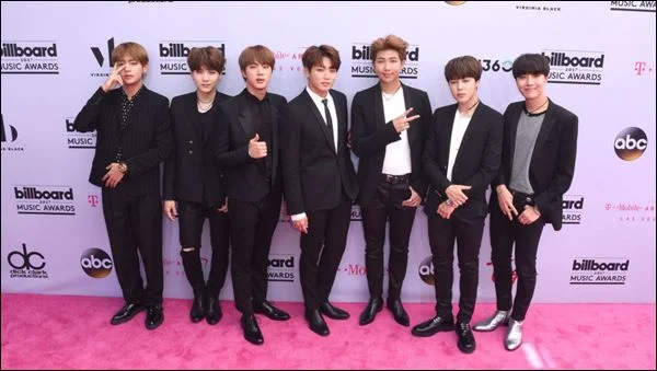 O grupo sul-coreano BTS tem milhões de fãs e seguidores nas mídias digitais, que consomem e promovem o conteúdo da banda on-line O grupo sul-coreano BTS tem milhões de fãs e seguidores nas mídias digitais, que consomem e promovem o conteúdo da banda on-line