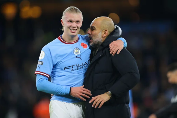 Haaland e Guardiola se abraçam - Metrópoles