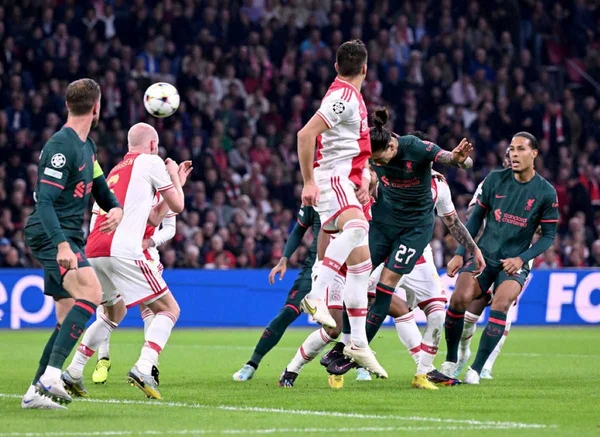 Atletas em jogo de futebol