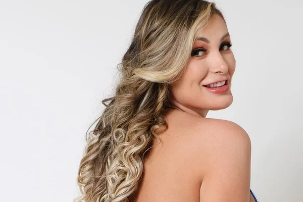 Foto colorida de frente da modelo Andressa Urach - Metrópoles