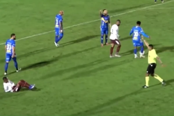 Árbitro aplica dois cartões amarelos e não expulsa jogador na Série D