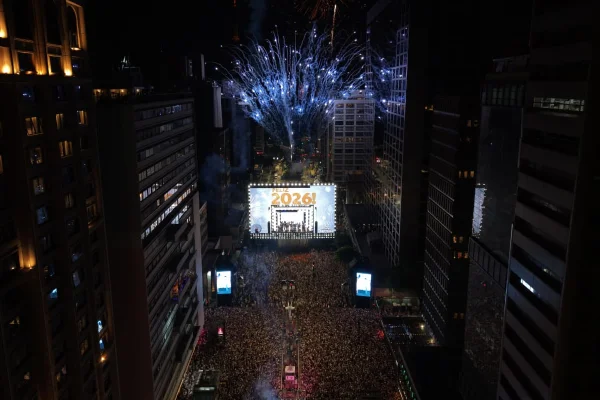Imagem aérea mostra a queima de fogos, durante a celebração do Réveillon na Avenida Paulista, região central de São Paulo, na noite desta quinta-feira, 01 de janeiro de 2026. O evento celebra a chegada de 2026 e atrai milhares de pessoas à principal avenida da cidade.