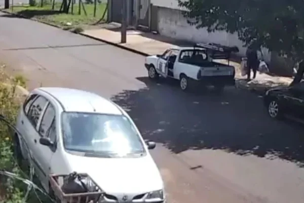 Imagem colorida, Homem é visto furtando cestas básicas destinadas a mulher de 112 anos - Metróopoles