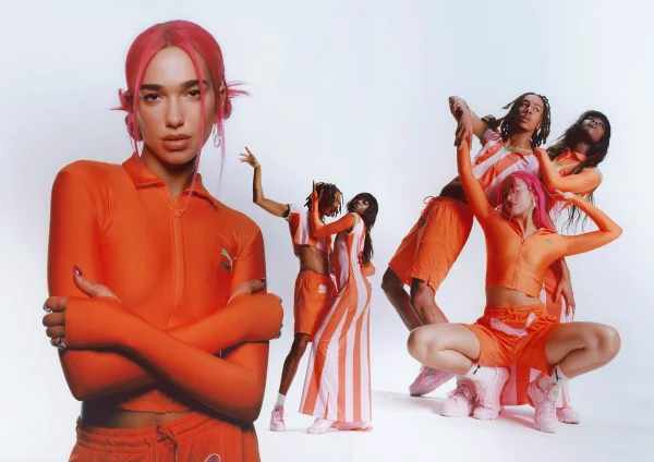 Na imagem com cor, Dua Lipa posa para campanha da Puma