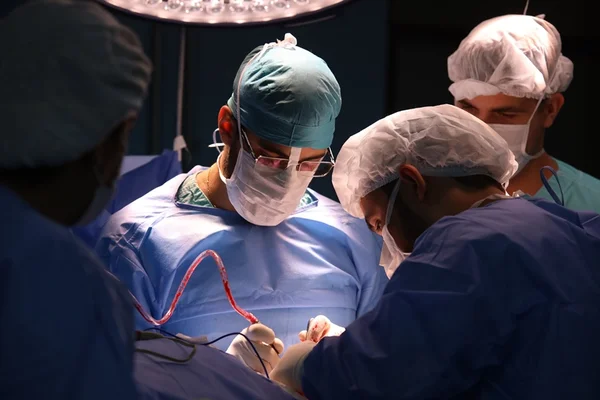 Diagnóstico de Covid agrava risco de mortalidade em cirurgia de câncer