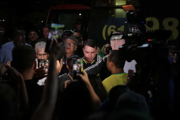 Apoiadores oram ao redor de “Bolsonaro de papelão” em vigília