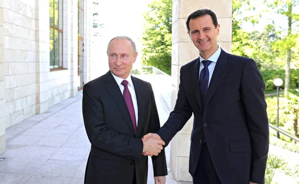 Imagem colorida mostra Putin e Assad - Metrópoles
