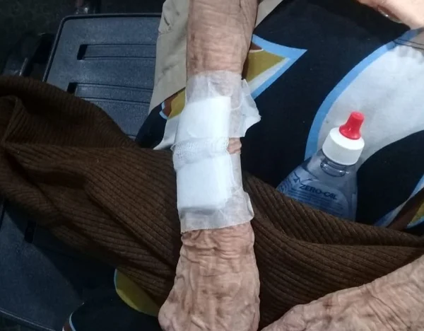 Homem tenta roubar idosos de 91 e 72 anos, acha só R$ 50 e os agride