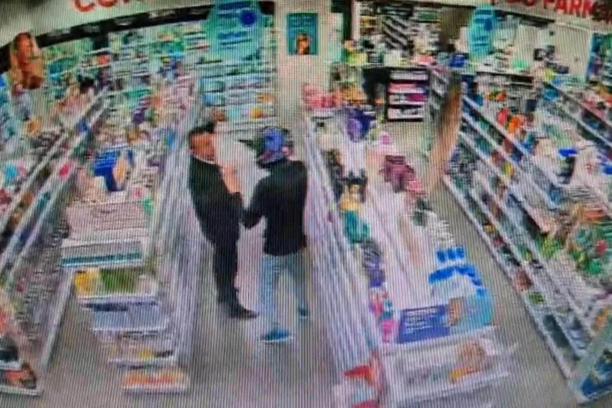 Taxista foi baleado na cabeça 15 segundos após entrar em farmácia 1 Momento em que taxista é baleado durante assalto a farmácia