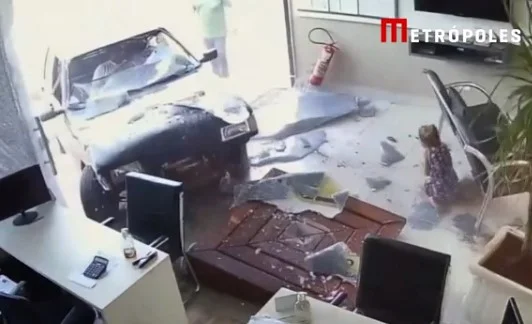 Imagem colorida do momento em que criança é atingida por carro desgovernado - Metrópoles