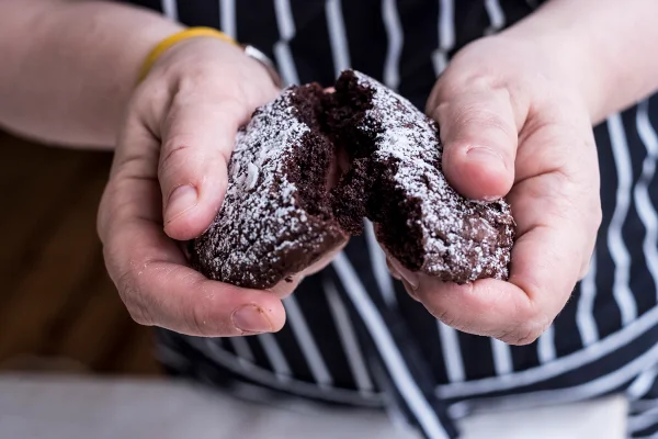 Aprenda a fazer “cookie-brownie” de chocolate sem glúten e lactose