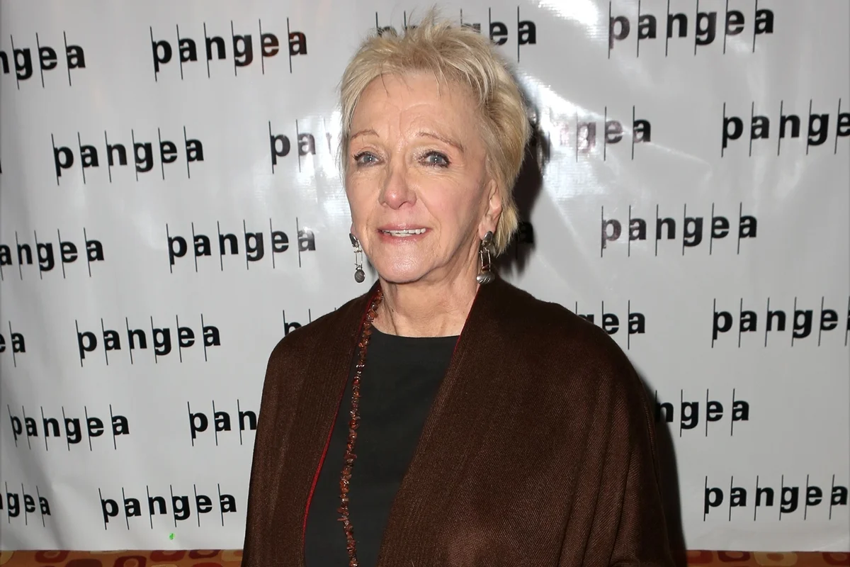 Imagem colorida de Elizabeth Franz sorrindo - Metrópoles