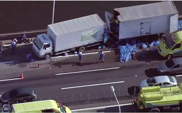 Acidente entre caminhões na Ponte Rio-Niterói deixou duas pessoas gravemente feridas