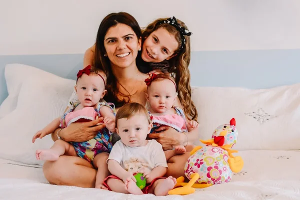 Mãe com quatro crianças
