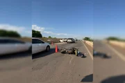 A passageira de uma das motos, que permaneceu sobre o viaduto, também recebeu atendimento dos bombeiros A passageira de uma das motos, que permaneceu sobre o viaduto, também recebeu atendimento dos bombeiros