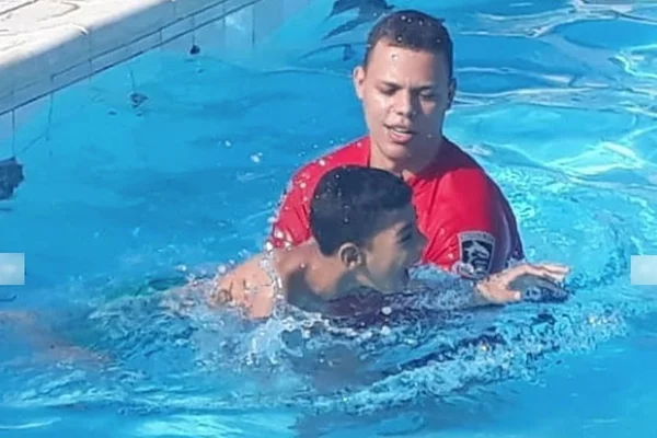 Soldado realiza sonho de menino com paralisia: nadar