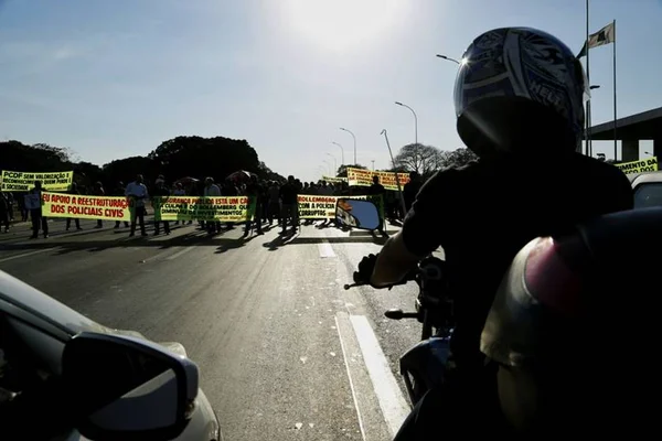 Policiais civis aprovam indicativo de greve e fecham o Eixo Monumental