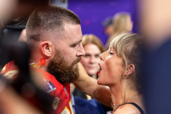 Taylor Swift e Travis Kelce comemoram título