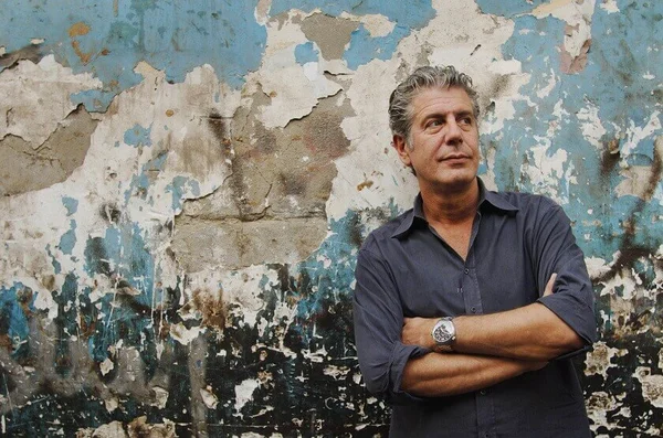 Anthony Bourdain se arrepende do machismo em “Cozinha Confidencial”