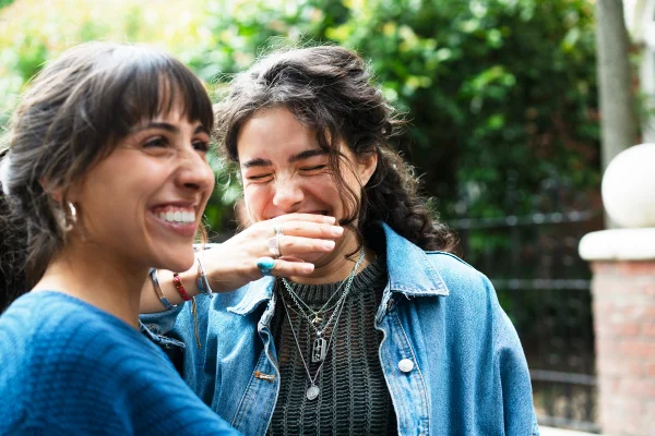 Fotografia mostra duas mulheres brancas rindo - Metrópoles