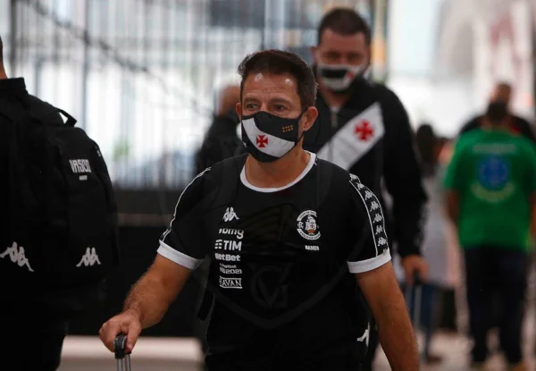 Técnico Ramon Menezes com máscara do Vasco