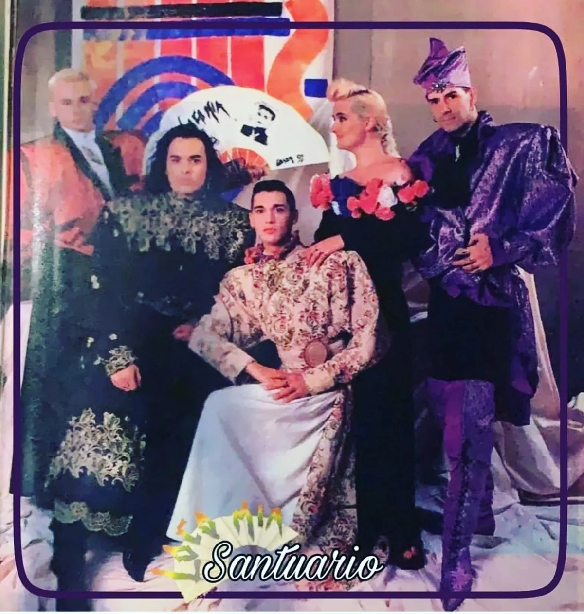 Locomía ficou famoso por suas roupas coloridas e dança com leques Locomía ficou famoso por suas roupas coloridas e dança com leques