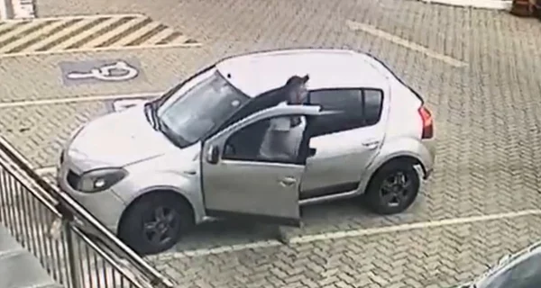 imagem de câmera de segurança mostra homem saindo de carro prata
