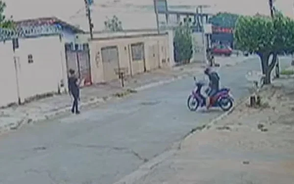 imagem colorida motociclista se masturba no meio da rua