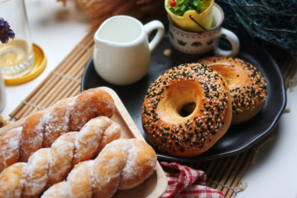 Imagem colorida de mesa com pães e roscas