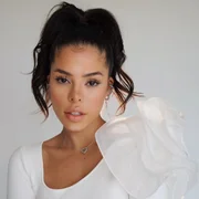 E apareceu com os cabelos lisos