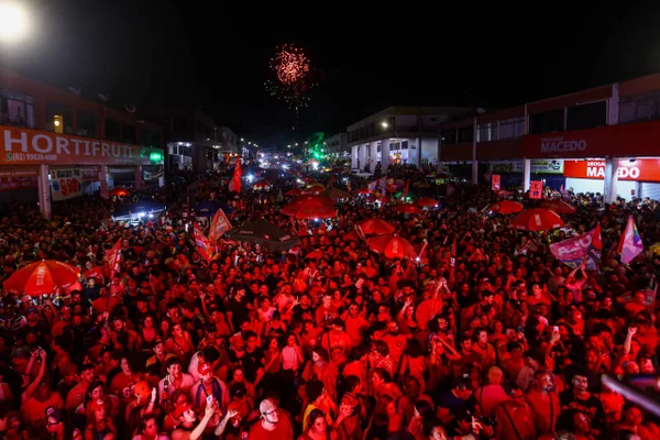Apoiadores do presidente Lula comemoram reeleição do petista na região do Bar do Pardim eleicoes 2026 metropoles