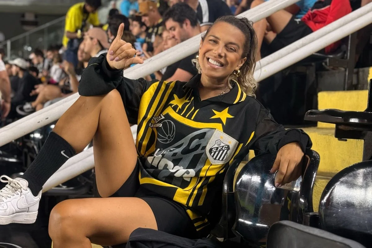 Naty Potira conheceu Neymar e ganhou uma camiseta do jogador após uma partida do Santos Naty Potira conheceu Neymar e ganhou uma camiseta do jogador após uma partida do Santos