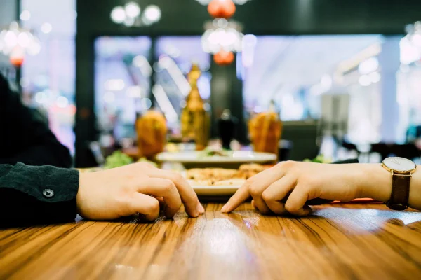 Foto colorida de casal no restaurante - Metópoles