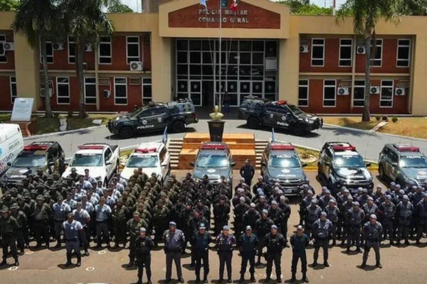 Em foto colorida dezenas de policiais militares de São Paulo posam para foto em frente a viaturas - Metrópoles