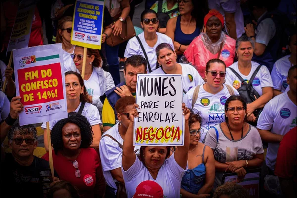 Imagem colorida de servidores municipais de SP protestando em frente à prefeitura - Metrópoles