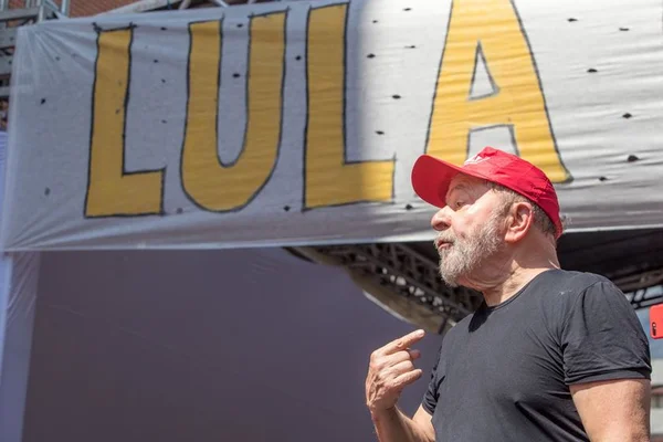 Decisão do TRF-4 torna Lula ficha-suja. TSE decide sobre candidatura