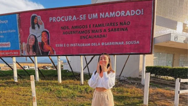 Outdoor foi colocado ao lado de um shopping de Palhoça namorado - Metrópoles