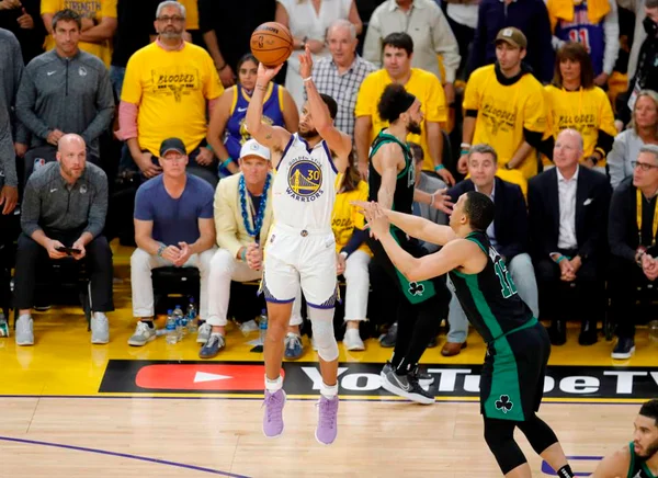 Mesmo fora de casa, Warriors podem ser campeões da NBA
