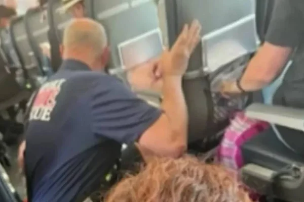 Foto colorida de turbulência durante voo nos Estados Unidos - Metrópoles