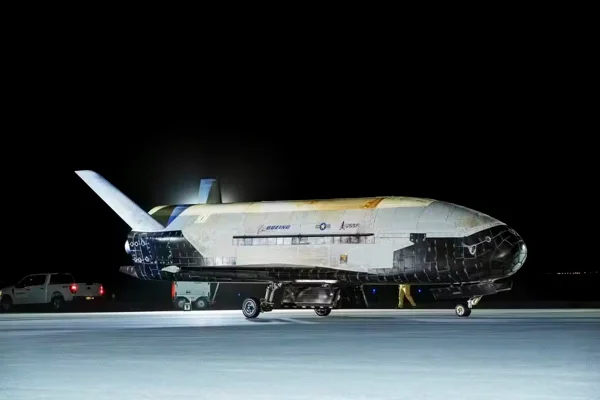 Avião espacial dos EUA retorna à Terra após 434 dias em órbita
