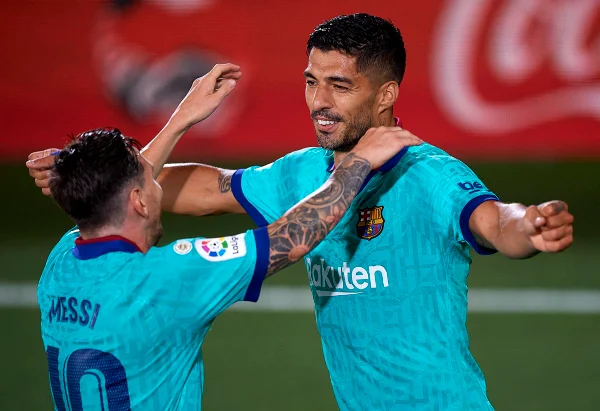 Suárez e Messi se abraçam