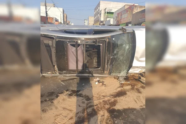 Motorista capota o carro e atinge mulher em ponto de ônibus no DF
