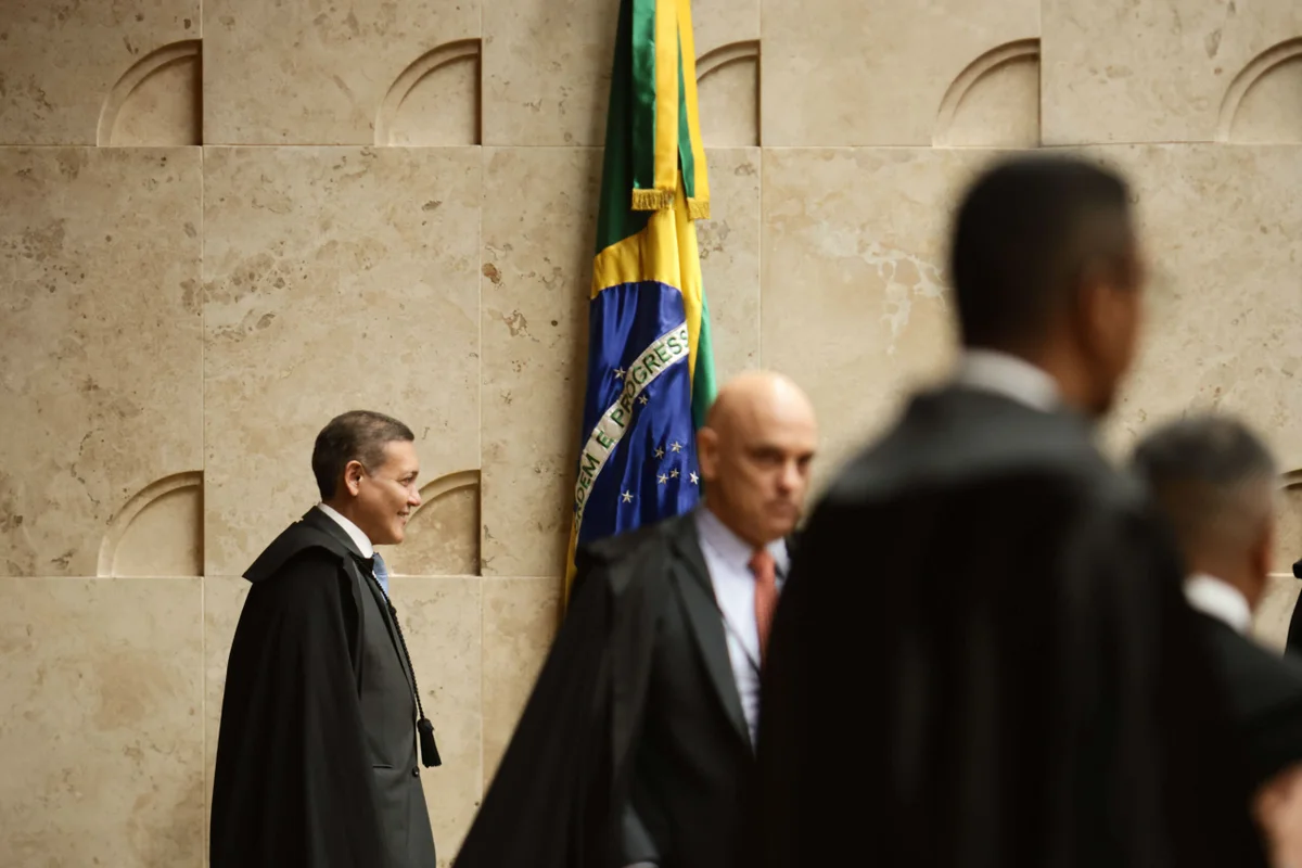 Fachin abre apuração e pede respostas de Moraes, Mendonça, Andrei e PGR - imagem 4 Fachin abre apuração e pede respostas de Moraes, Mendonça, Andrei e PGR - imagem 4